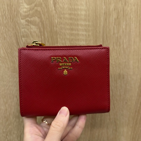 Prada 紅防刮牛皮金釦對釦6卡短夾1ML023