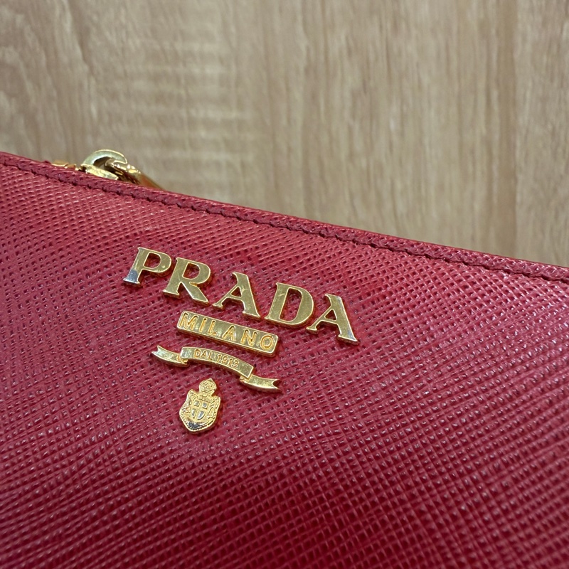 Prada 紅防刮牛皮金釦對釦6卡短夾1ML023-1