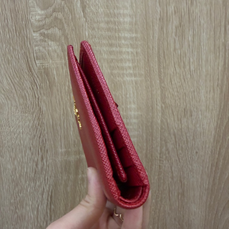 Prada 紅防刮牛皮金釦對釦6卡短夾1ML023-2