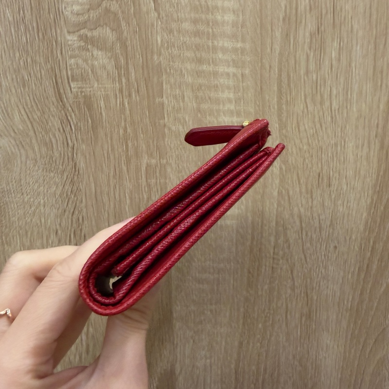 Prada 紅防刮牛皮金釦對釦6卡短夾1ML023-3