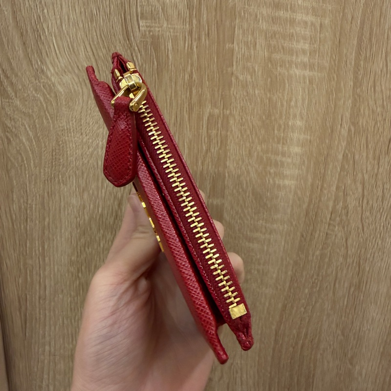 Prada 紅防刮牛皮金釦對釦6卡短夾1ML023-4