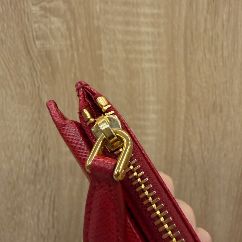 Prada 紅防刮牛皮金釦對釦6卡短夾1ML023-5