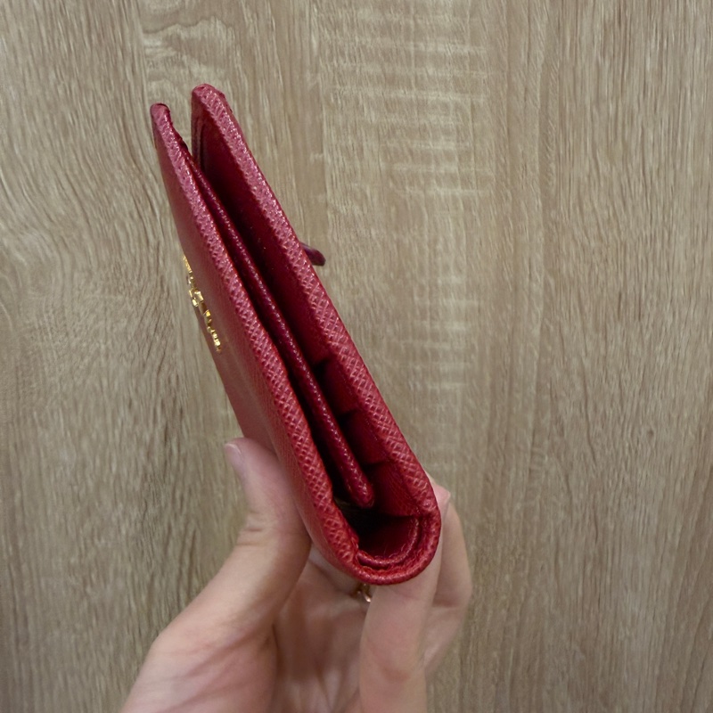 Prada 紅防刮牛皮金釦對釦6卡短夾1ML023-6