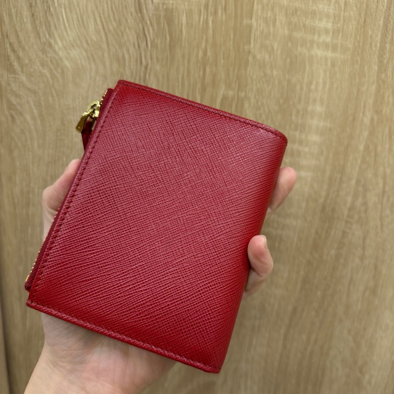 Prada 紅防刮牛皮金釦對釦6卡短夾1ML023-7