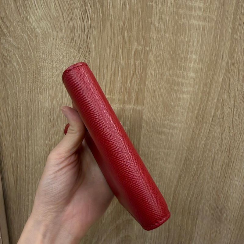 Prada 紅防刮牛皮金釦對釦6卡短夾1ML023-8