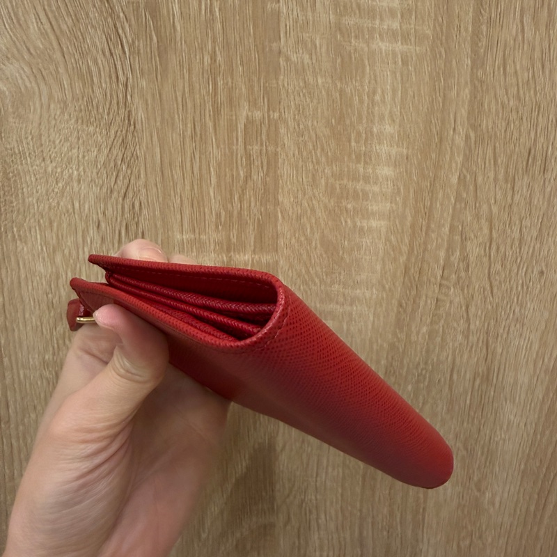 Prada 紅防刮牛皮金釦對釦6卡短夾1ML023-9