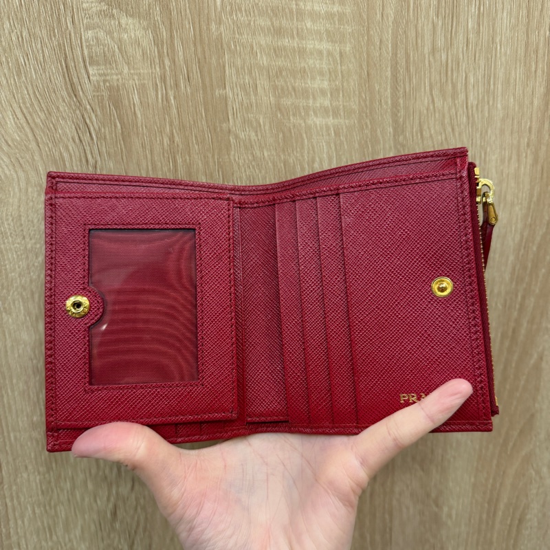 Prada 紅防刮牛皮金釦對釦6卡短夾1ML023-11