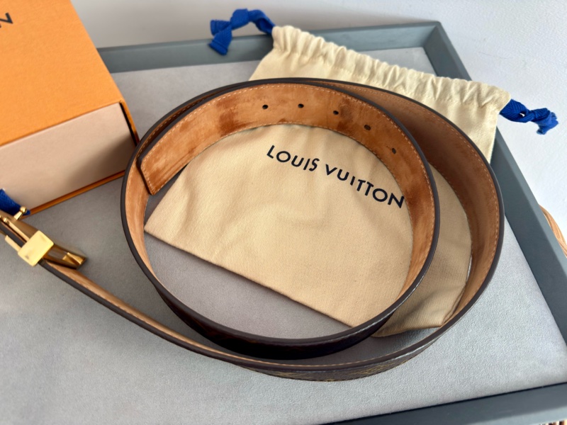 二手LV老花金色Logo皮帶100公分Initiales 40毫米皮帶M9008-8
