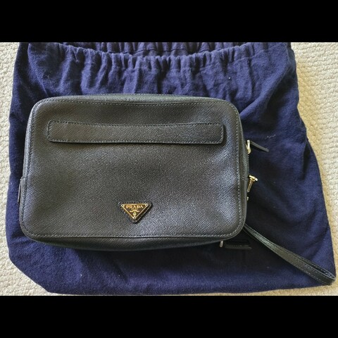 PRADA 黑色 Saffiano 皮革手拿包／手腕包｜附原廠卡｜男女皆適用
