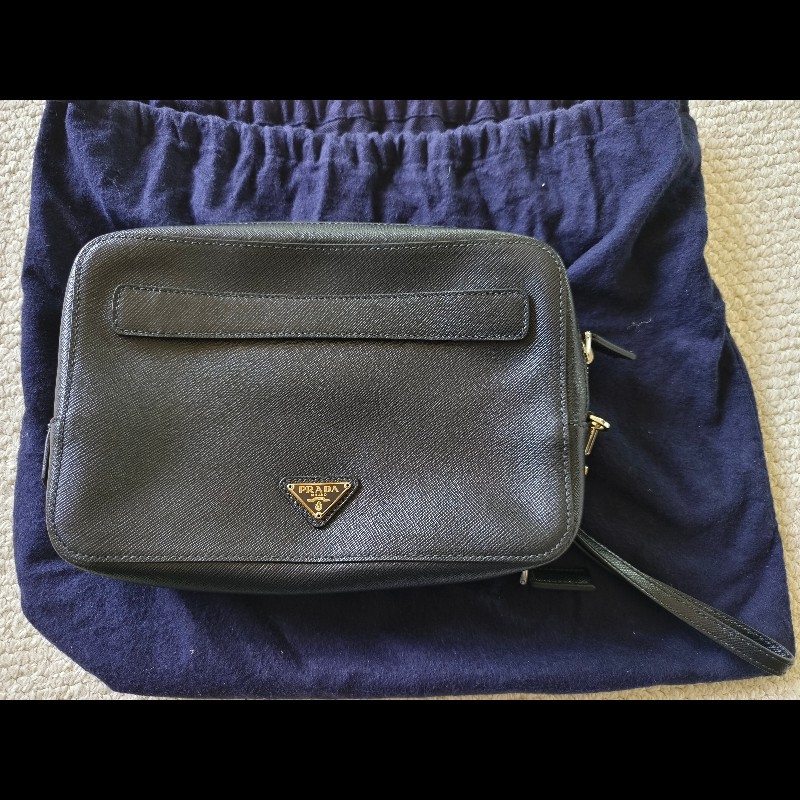 PRADA 黑色 Saffiano 皮革手拿包／手腕包｜附原廠卡｜男女皆適用-0