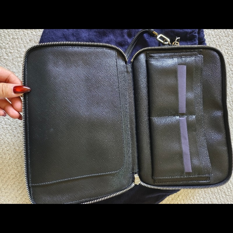 PRADA 黑色 Saffiano 皮革手拿包／手腕包｜附原廠卡｜男女皆適用-1