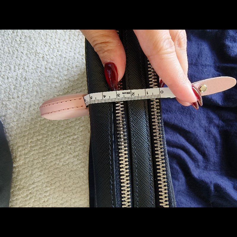 PRADA 黑色 Saffiano 皮革手拿包／手腕包｜附原廠卡｜男女皆適用-2