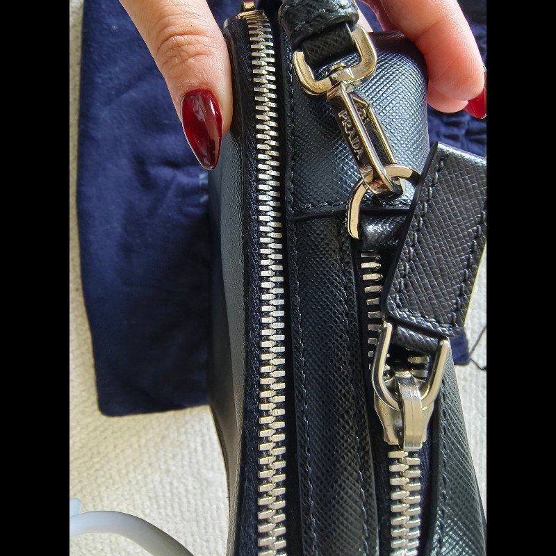 PRADA 黑色 Saffiano 皮革手拿包／手腕包｜附原廠卡｜男女皆適用-4