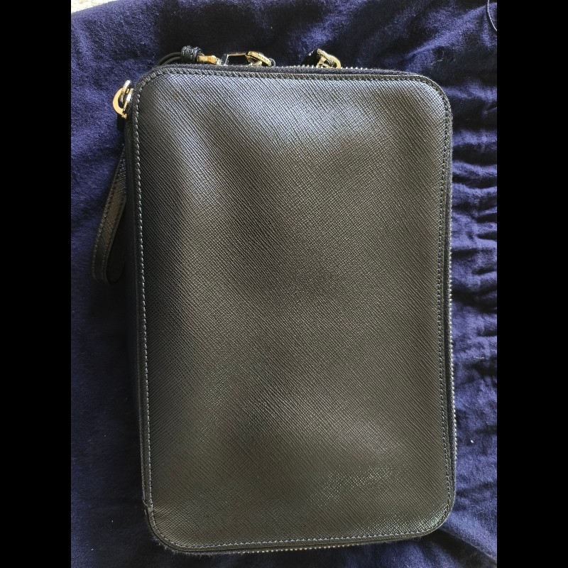 PRADA 黑色 Saffiano 皮革手拿包／手腕包｜附原廠卡｜男女皆適用-8