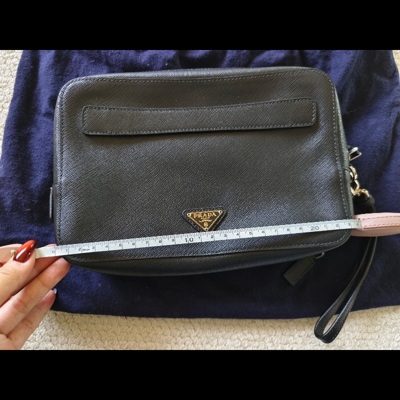 PRADA 黑色 Saffiano 皮革手拿包／手腕包｜附原廠卡｜男女皆適用-17