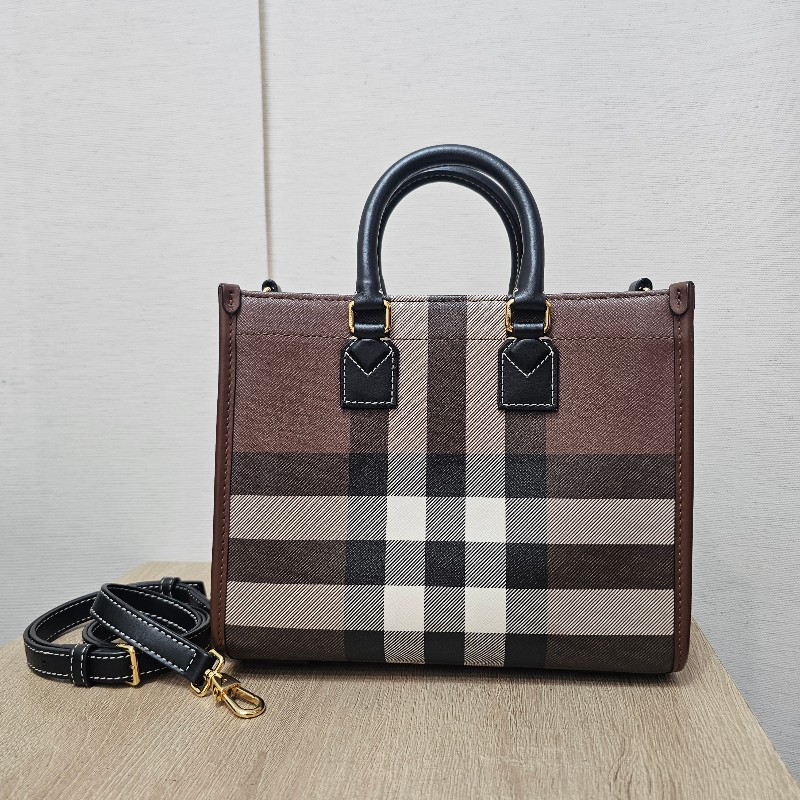 [經典款新年甜價出🧧] Burberry經典格紋金釦Freya迷你手提斜背包-2