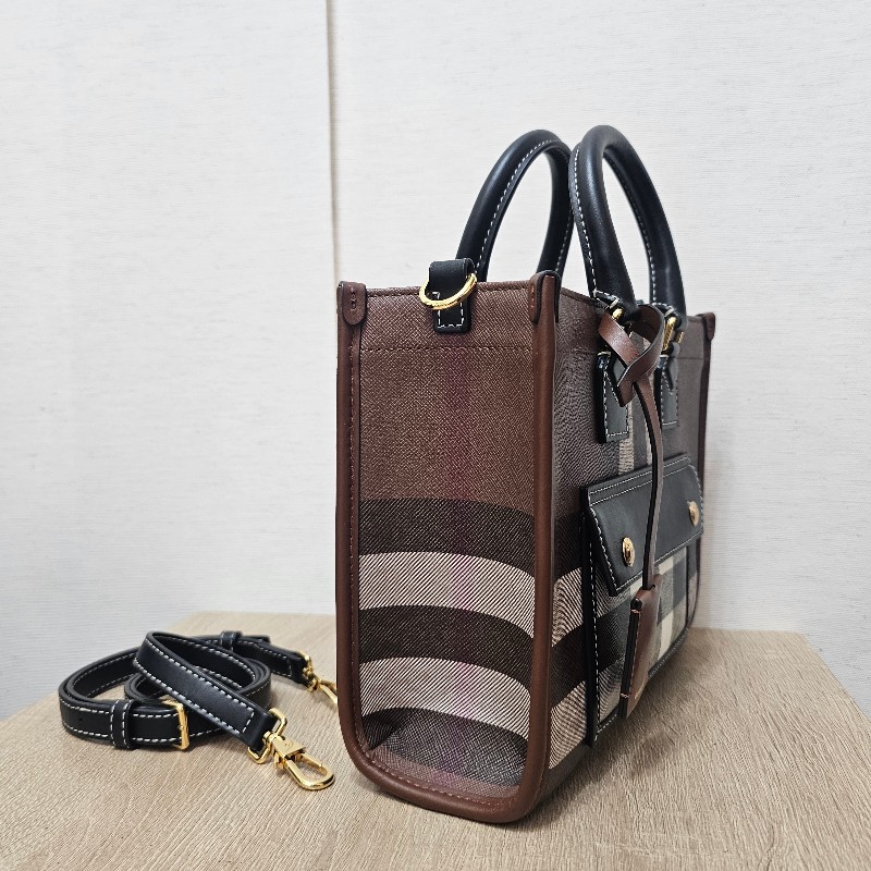 [經典款新年甜價出🧧] Burberry經典格紋金釦Freya迷你手提斜背包-3