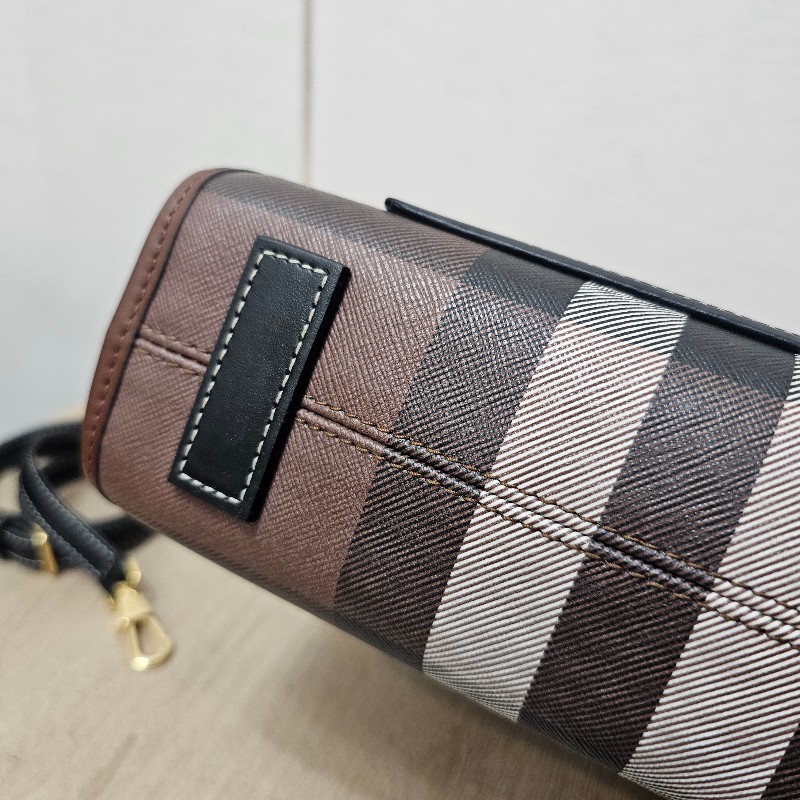 [經典款新年甜價出🧧] Burberry經典格紋金釦Freya迷你手提斜背包-7