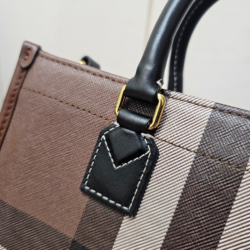 [經典款新年甜價出🧧] Burberry經典格紋金釦Freya迷你手提斜背包-10