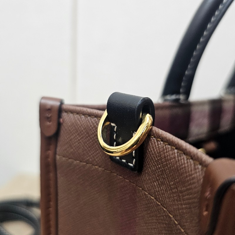 [經典款新年甜價出🧧] Burberry經典格紋金釦Freya迷你手提斜背包-11