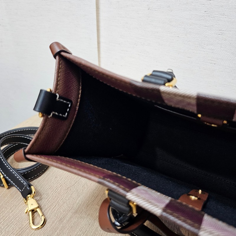 [經典款新年甜價出🧧] Burberry經典格紋金釦Freya迷你手提斜背包-12