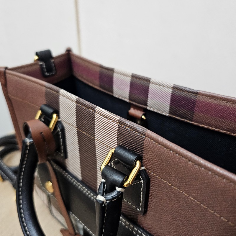 [經典款新年甜價出🧧] Burberry經典格紋金釦Freya迷你手提斜背包-13