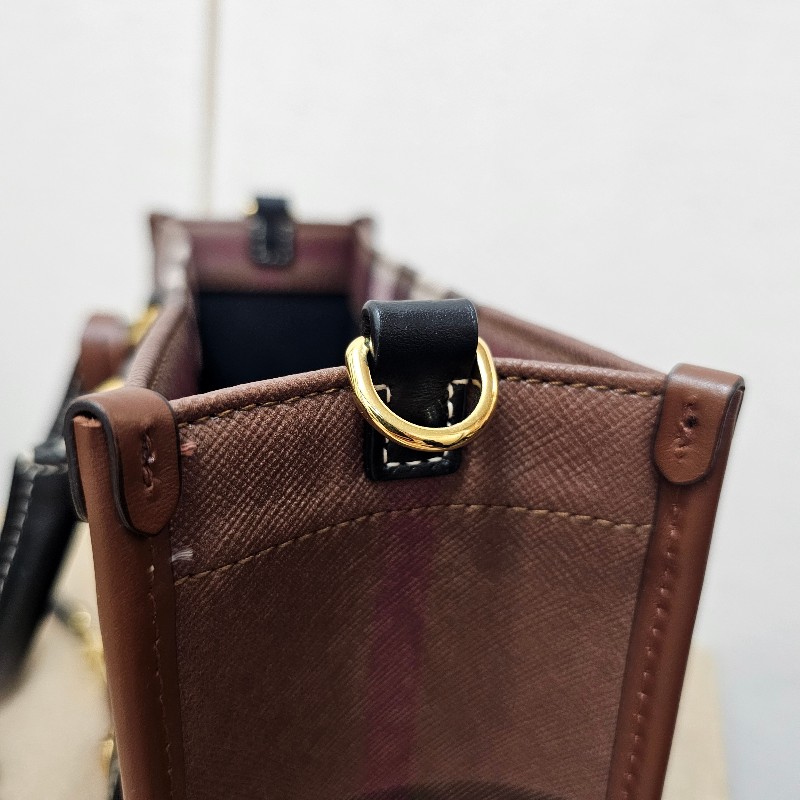 [經典款新年甜價出🧧] Burberry經典格紋金釦Freya迷你手提斜背包-14