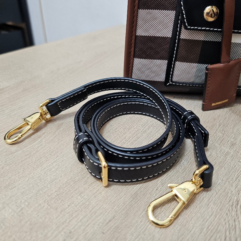 [經典款新年甜價出🧧] Burberry經典格紋金釦Freya迷你手提斜背包-17