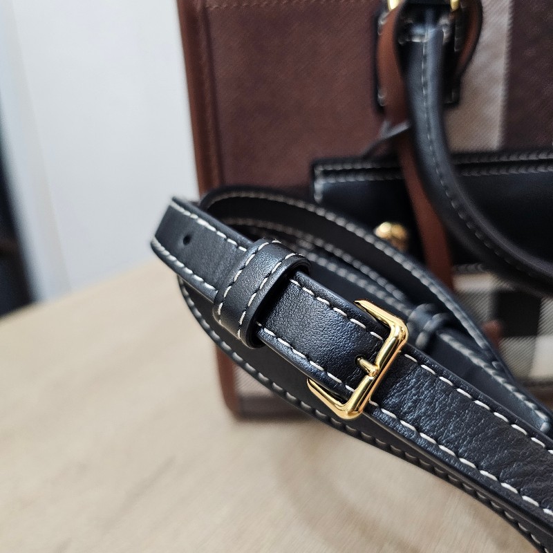 [經典款新年甜價出🧧] Burberry經典格紋金釦Freya迷你手提斜背包-22