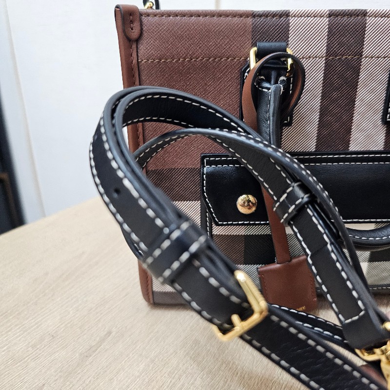 [經典款新年甜價出🧧] Burberry經典格紋金釦Freya迷你手提斜背包-23