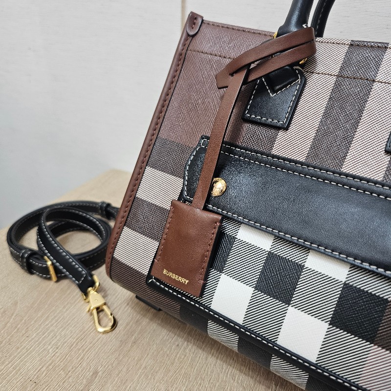 [經典款新年甜價出🧧] Burberry經典格紋金釦Freya迷你手提斜背包-25