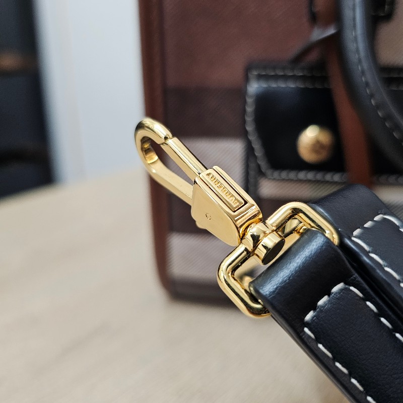 [經典款新年甜價出🧧] Burberry經典格紋金釦Freya迷你手提斜背包-26