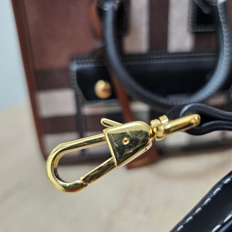 [經典款新年甜價出🧧] Burberry經典格紋金釦Freya迷你手提斜背包-28