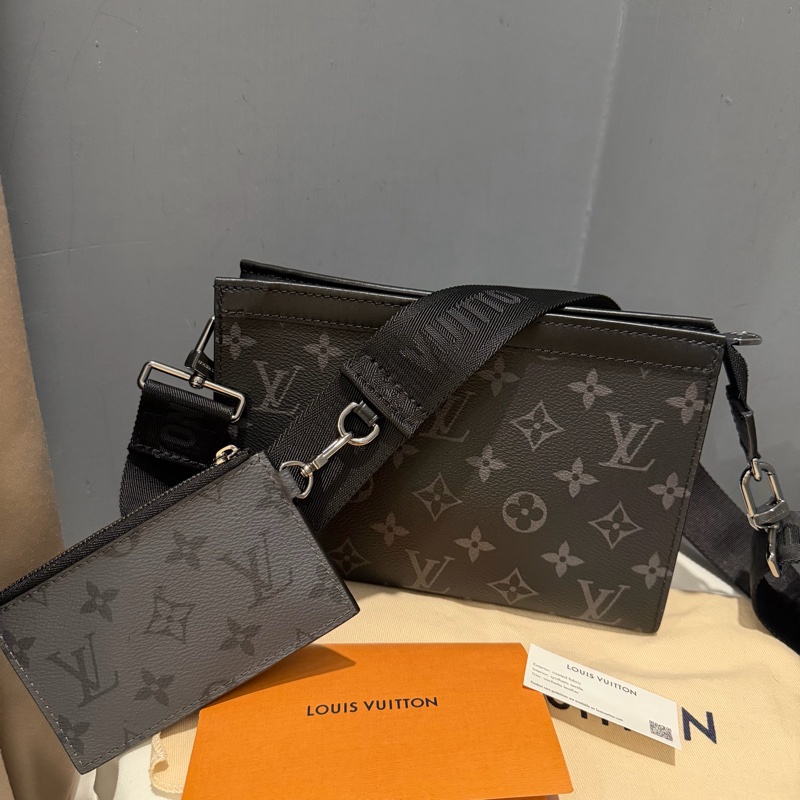 LV Louis Vuitton M81124 黑武士 二合一 斜背包-3