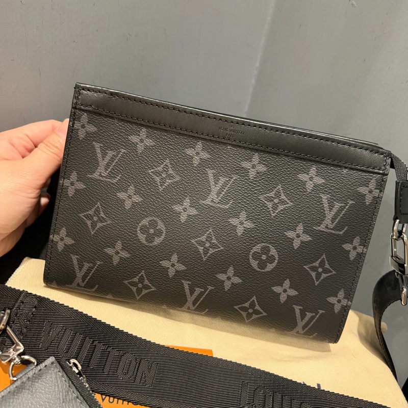 LV Louis Vuitton M81124 黑武士 二合一 斜背包-4