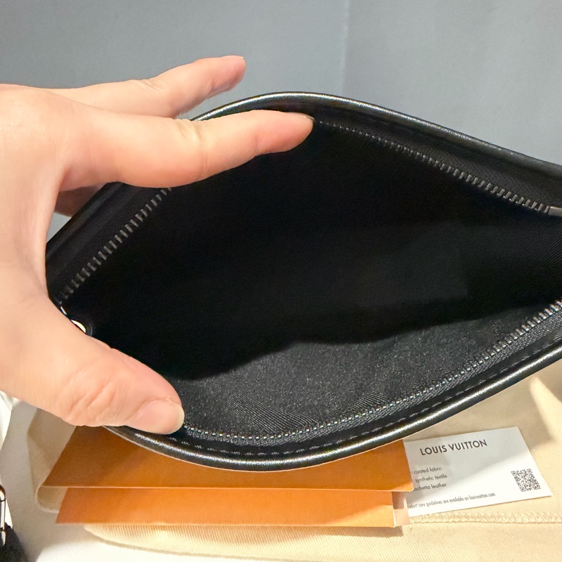LV Louis Vuitton M81124 黑武士 二合一 斜背包-6