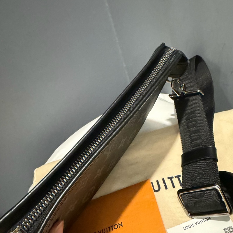 LV Louis Vuitton M81124 黑武士 二合一 斜背包-7