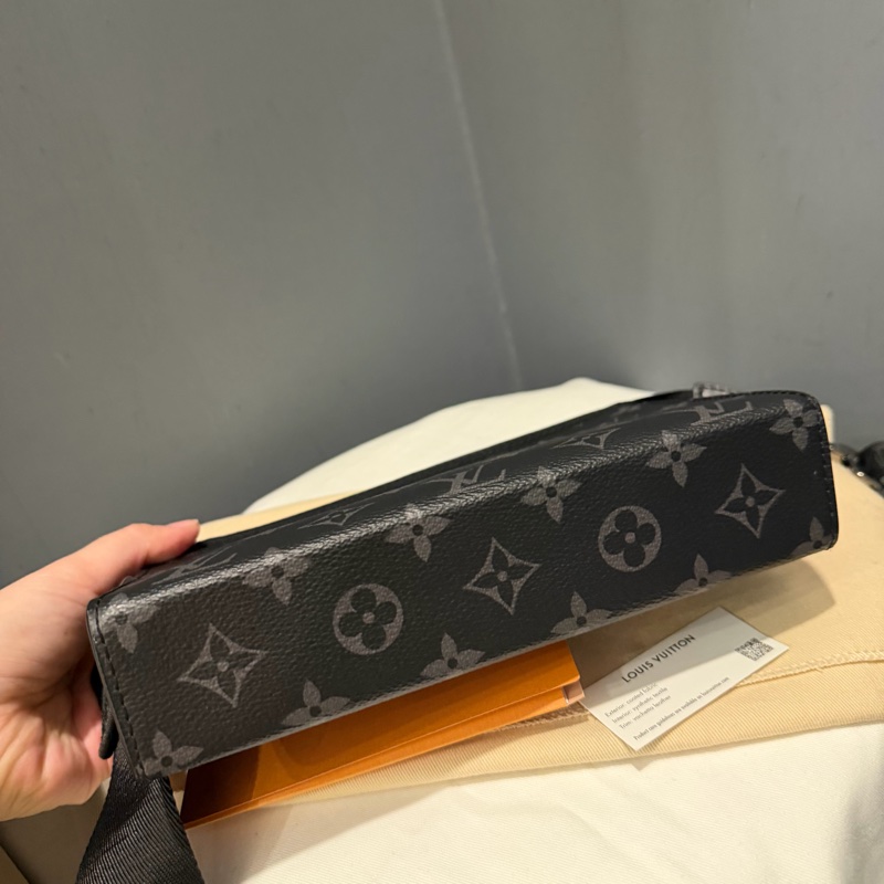 LV Louis Vuitton M81124 黑武士 二合一 斜背包-8