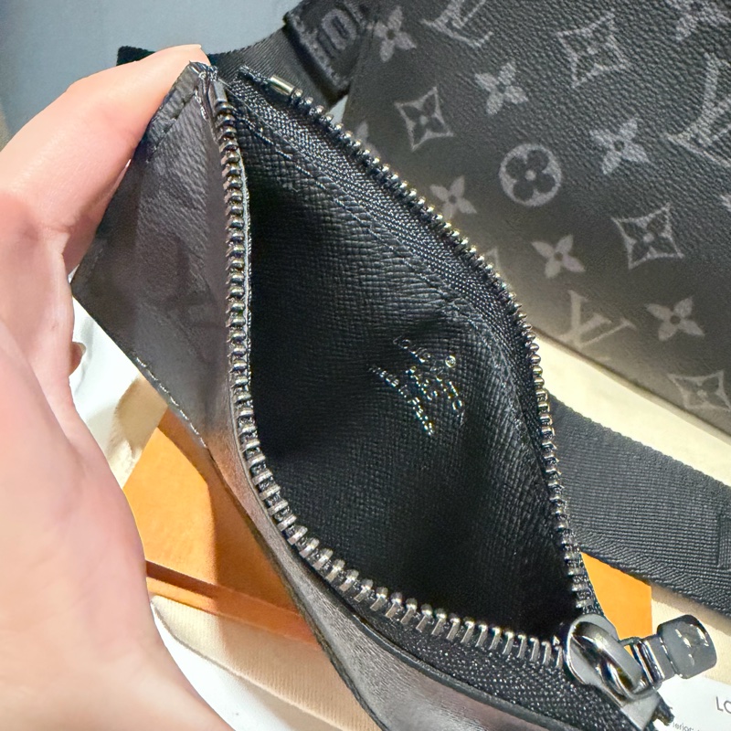 LV Louis Vuitton M81124 黑武士 二合一 斜背包-14