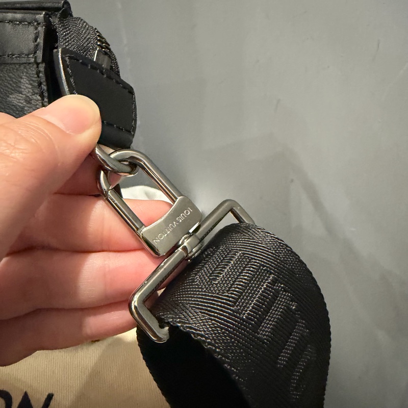 LV Louis Vuitton M81124 黑武士 二合一 斜背包-15