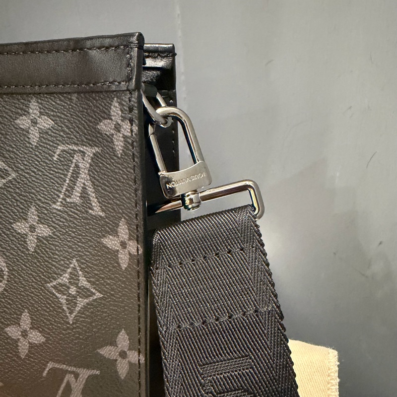 LV Louis Vuitton M81124 黑武士 二合一 斜背包-17