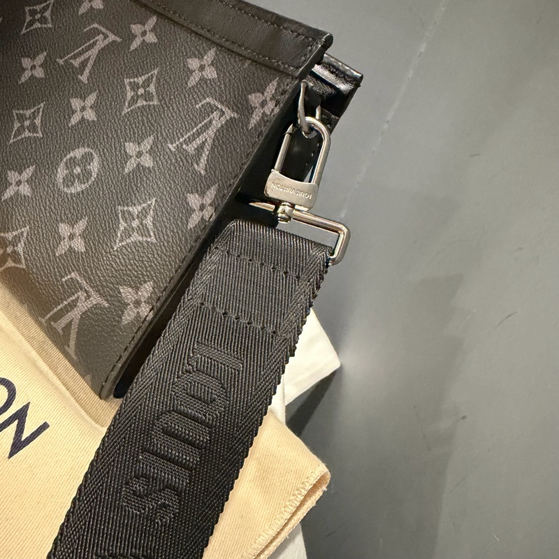 LV Louis Vuitton M81124 黑武士 二合一 斜背包-18