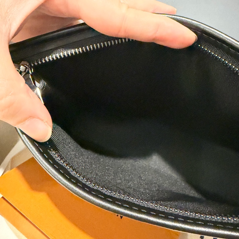 LV Louis Vuitton M81124 黑武士 二合一 斜背包-19