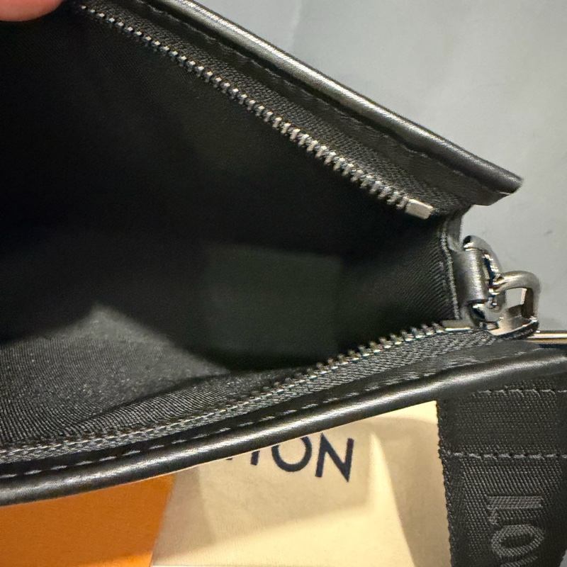 LV Louis Vuitton M81124 黑武士 二合一 斜背包-20