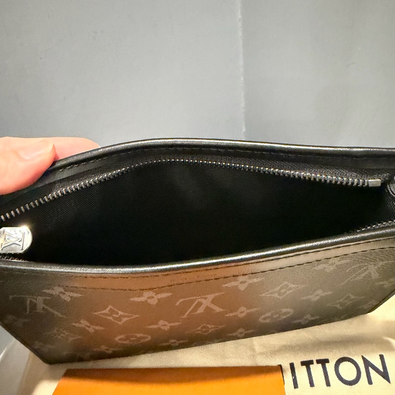 LV Louis Vuitton M81124 黑武士 二合一 斜背包-21