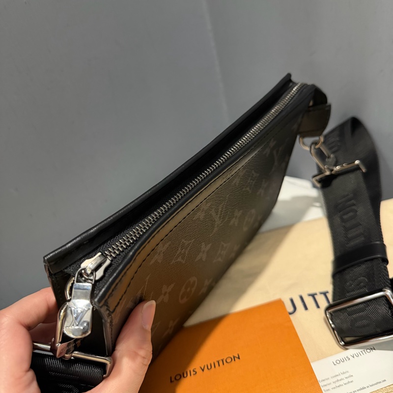 LV Louis Vuitton M81124 黑武士 二合一 斜背包-23