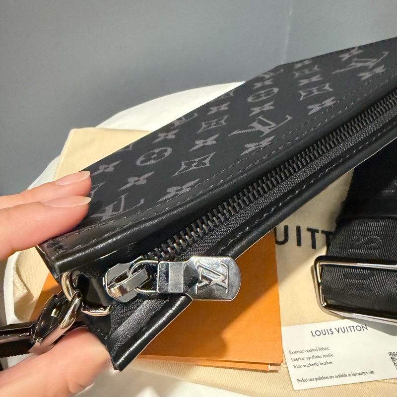 LV Louis Vuitton M81124 黑武士 二合一 斜背包-24