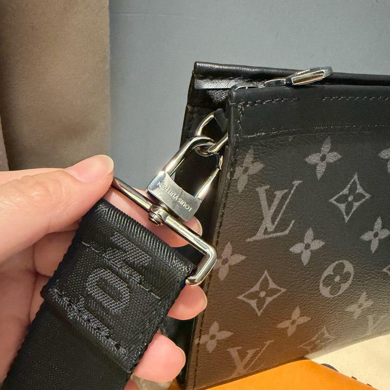 LV Louis Vuitton M81124 黑武士 二合一 斜背包-25