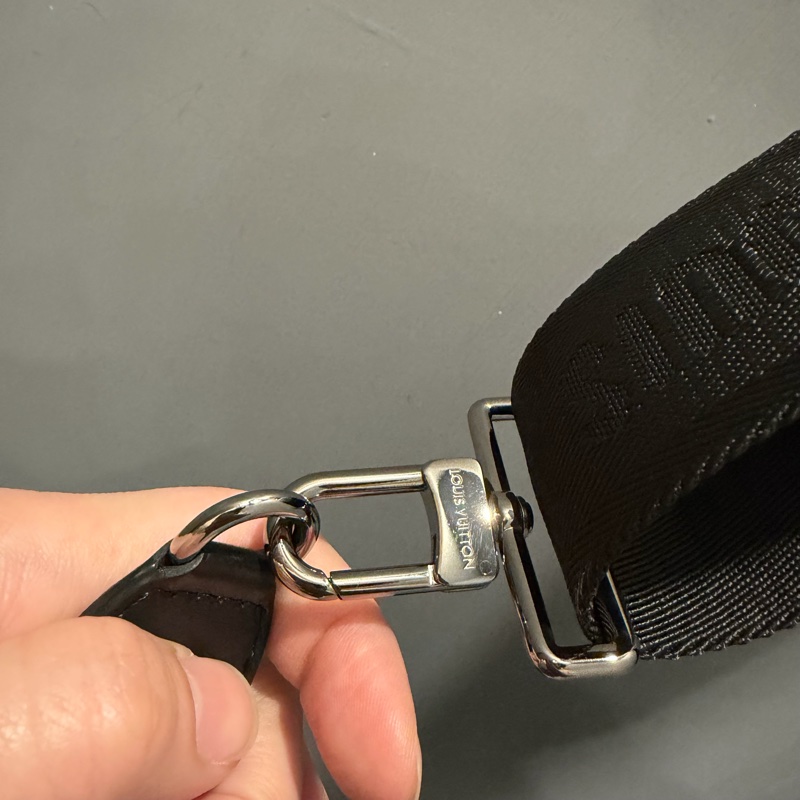 LV Louis Vuitton M81124 黑武士 二合一 斜背包-30