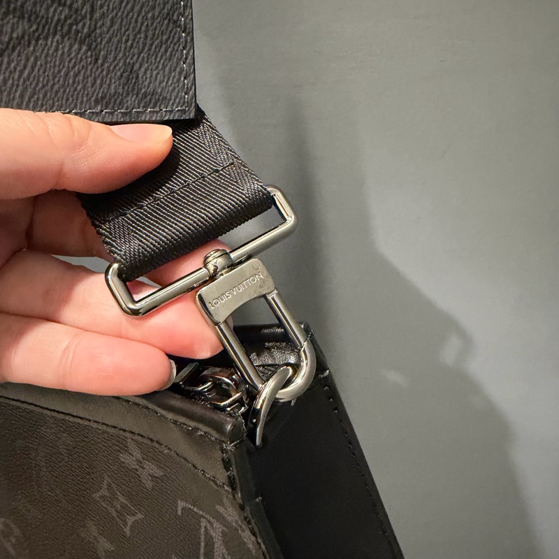 LV Louis Vuitton M81124 黑武士 二合一 斜背包-31